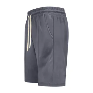 Vue détaillée de short décontracté gris pour hommes avec cordon blanc et texture côtelée