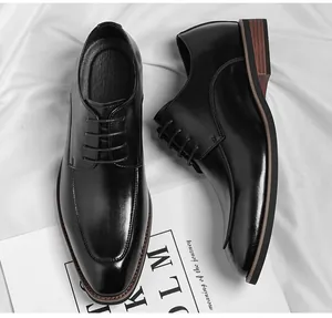 Vue détaillée de chaussures de ville en cuir noir pour hommes sur un tissu blanc élégant.
