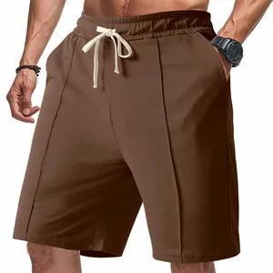 Vue détaillée d'un short décontracté marron côtelé pour homme avec cordon de serrage.