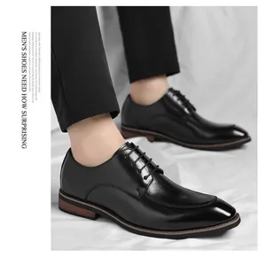 Gros plan de chaussures Oxford en cuir noir pour homme sur fond texturé.