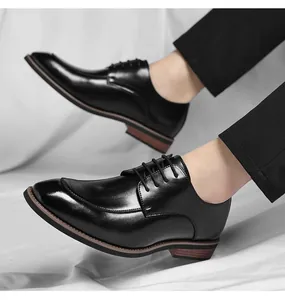 Chaussures de ville élégantes en cuir noir pour hommes vues sous un angle de marche.