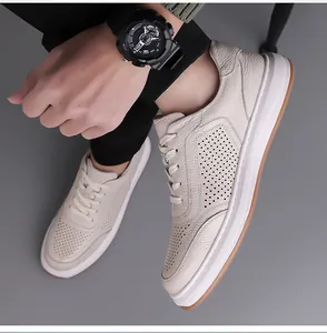 Premium beige lederen herensneakers met ademend hol ontwerp voor zomerse dagen