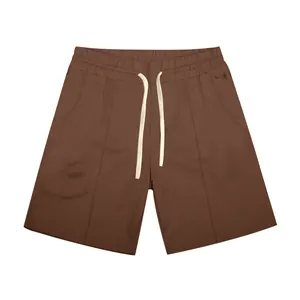Détail à plat d'un short décontracté marron pour homme avec cordon et coutures