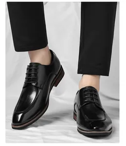 Vue détaillée de chaussures de ville en cuir noir avec laçage élégant sur tissu
