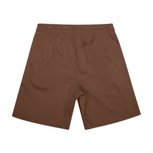 Vue arrière d'un short décontracté marron côtelé pour homme avec détails de taille élastique