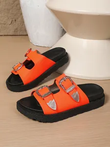 Vue détaillée de sandales à plateforme orange avec boucles western argentées ciselées