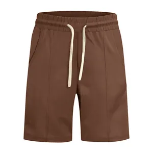 Gros plan du short de golf marron pour hommes avec tissu texturé et cordon blanc