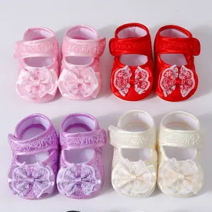Ensemble de chaussures de marche princesse pour bébé fille en rose, rouge et violet.