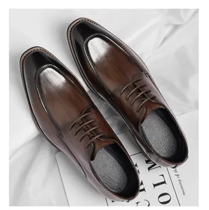 Vue de dessus de chaussures de ville marron pour hommes avec bout poli et lacets.