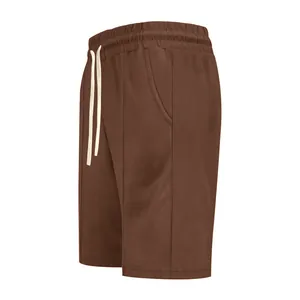 Vue latérale détaillée du short de golf marron côtelé pour homme avec cordon blanc