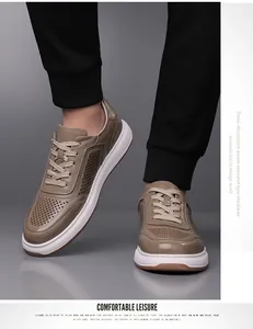 Gedetailleerde close-up van bruine leren herenloafers met ademend geperforeerd ontwerp