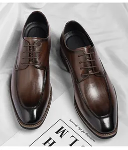 Vue détaillée de chaussures de ville en cuir marron dégradé pour hommes d'affaires