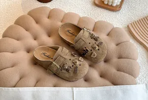 Gedetailleerd zicht op kaki suède klompen voor kinderen met schattige kleine beertjes