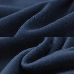 Detaillierte Nahaufnahme von marineblauem Fleece-Hoodie-Stoff mit weicher Innentextur