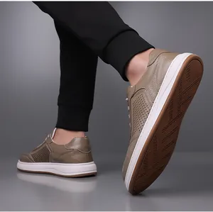 Gedetailleerd zijaanzicht van ademende rundleren herenschoenen met antislipzool