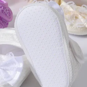 Vue détaillée de chaussures de marche princesse pour bébé à semelle souple antidérapante.