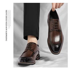 Détail de chaussures de ville en cuir marron avec bout dégradé élégant.