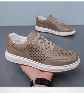 Detail van geperforeerde rundleer herenschoenen met ademend ontwerp en dikke witte zool.
