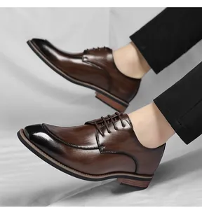 Vue détaillée de chaussures de ville brunes avec texture bois élégante et bout noir