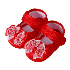 Chaussures élégantes bébé fille rouges à semelle souple et nœud en dentelle blanche