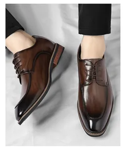 Détail de chaussures de ville pour hommes en cuir marron poli pour tenue formelle