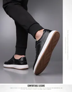 Gedetailleerd overzicht van echte zwarte leren herensneakers met rubberen zool met patroon