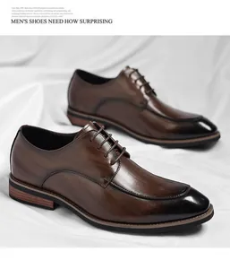 Détail de chaussures de ville en cuir marron pour hommes sur tissu blanc