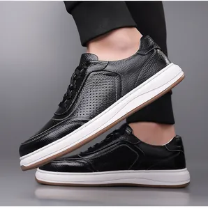 Gedetailleerd overzicht van zwarte geperforeerde echt lederen sneakers voor heren met witte zool