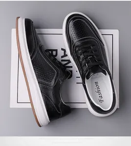 Macro-weergave van zwarte rundleren schoenen met ademend hol ontwerp en witte zool.