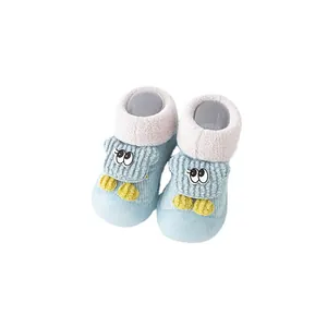 Lindos zapatos de bebé azul claro para caminar con suela suave antideslizante y ojos