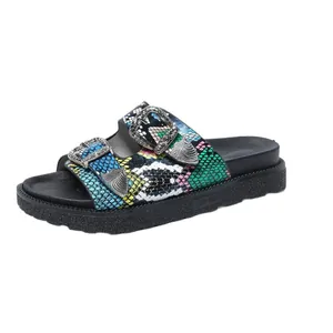 Sandales à plateforme pour femmes avec imprimé serpent coloré et boucles en métal
