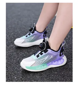 Atmungsaktive Mesh-Kinderlaufschuhe mit Drehverschluss in einem kräftigen lila Farbverlauf