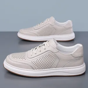 Gebroken witte heren sneakers van leer met ademend geperforeerd design zomer
