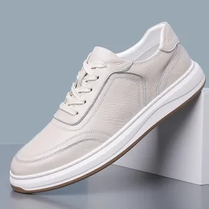 Premium witte herensneakers van topnerfleer met ademend gestructureerd ontwerp.