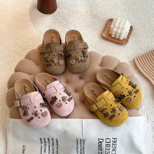 Kinderen Ademende Koeiensuède Clogs Sandalen Voor Jongens Meisjes Leuke Beer Bedeltjes Slip On Zomer Strand Schoenen Kaki Roze Geel