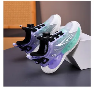 Seitenansicht atmungsaktiver Kinder-Sneaker mit lila-grünem Mesh-Design für Sport