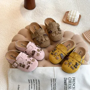 Drie paar ademende kinderklompen in suède-look met schattige berenbedels en gespen