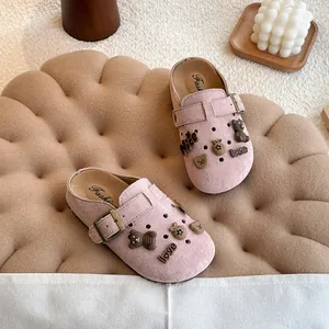 Comfortabele roze kinderklompen in Birkenstock-stijl met schattige beer- en hartbedeltjes