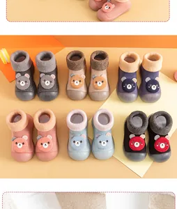 Variété de chaussettes d'hiver chaudes pour bébé avec ours 3D et semelles souples