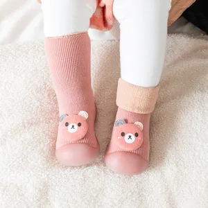 Chaussettes de marche roses pour bébé avec polaire chaude et décor d'ours mignon.