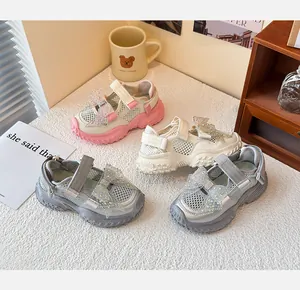 Atmungsaktive Mesh-Sandalen für Mädchen mit funkelnder Strass-Schleife in Detailsicht.