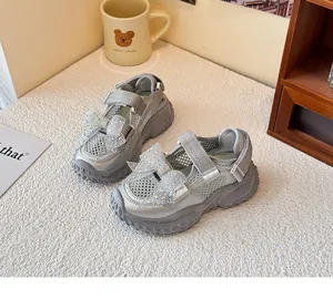 Detailansicht silberner Mesh-Sandalen für Mädchen mit großer Strass-Schleife und robuster Sportsohle