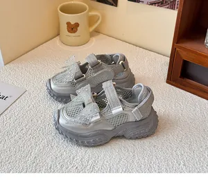 Detailansicht silberner, atmungsaktiver Mädchensandalen mit glitzernder Schleife.
