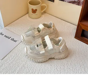 Detailansicht der beigefarbenen, atmungsaktiven Mädchen-Netzschuhe mit Strassschleife