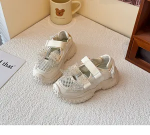 Detailansicht von atmungsaktiven Mädchen Sandalen mit einer glitzernden Schleife.