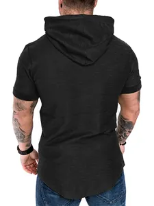 Rückansicht eines schwarzen Herren-Kapuzenshirts aus Slub-Stoff mit abgerundetem Saum