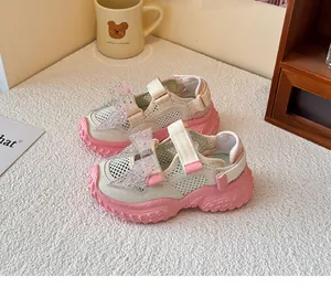 Detailansicht der atmungsaktiven rosa Mädchen-Netzsandalen mit glitzernden Strassschleifen