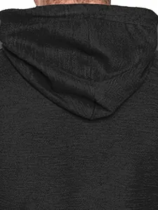 Nahaufnahme der strukturierten Kapuze eines schwarzen Herren-Kapuzenshirts aus Slub-Stoff