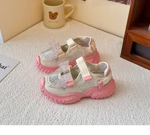 Detailansicht rosa Mädchen Sportsandalen mit Mesh und Strass-Schleife Verzierung