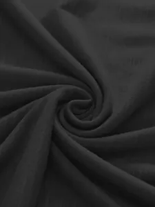 Detailansicht der atmungsaktiven dunkelgrauen Flammgarn-Strickstoffstruktur mit Webart.